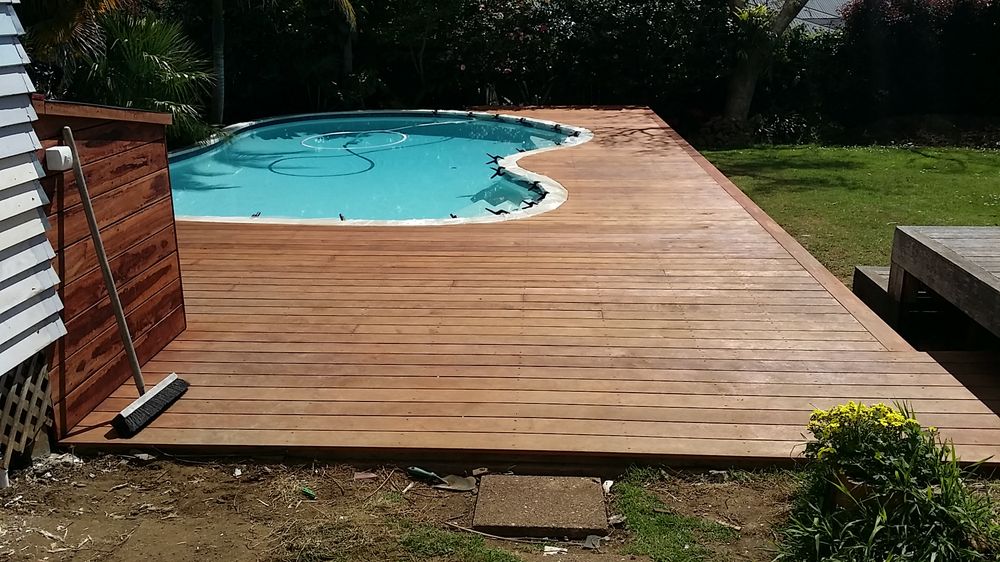 Timber pool deck wrapping a kidney-shaped pool